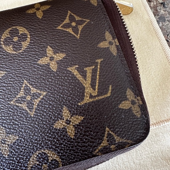 Authentic Louis Vuitton Monogram Canvas Zippy Wallet - Picture 5 of 8